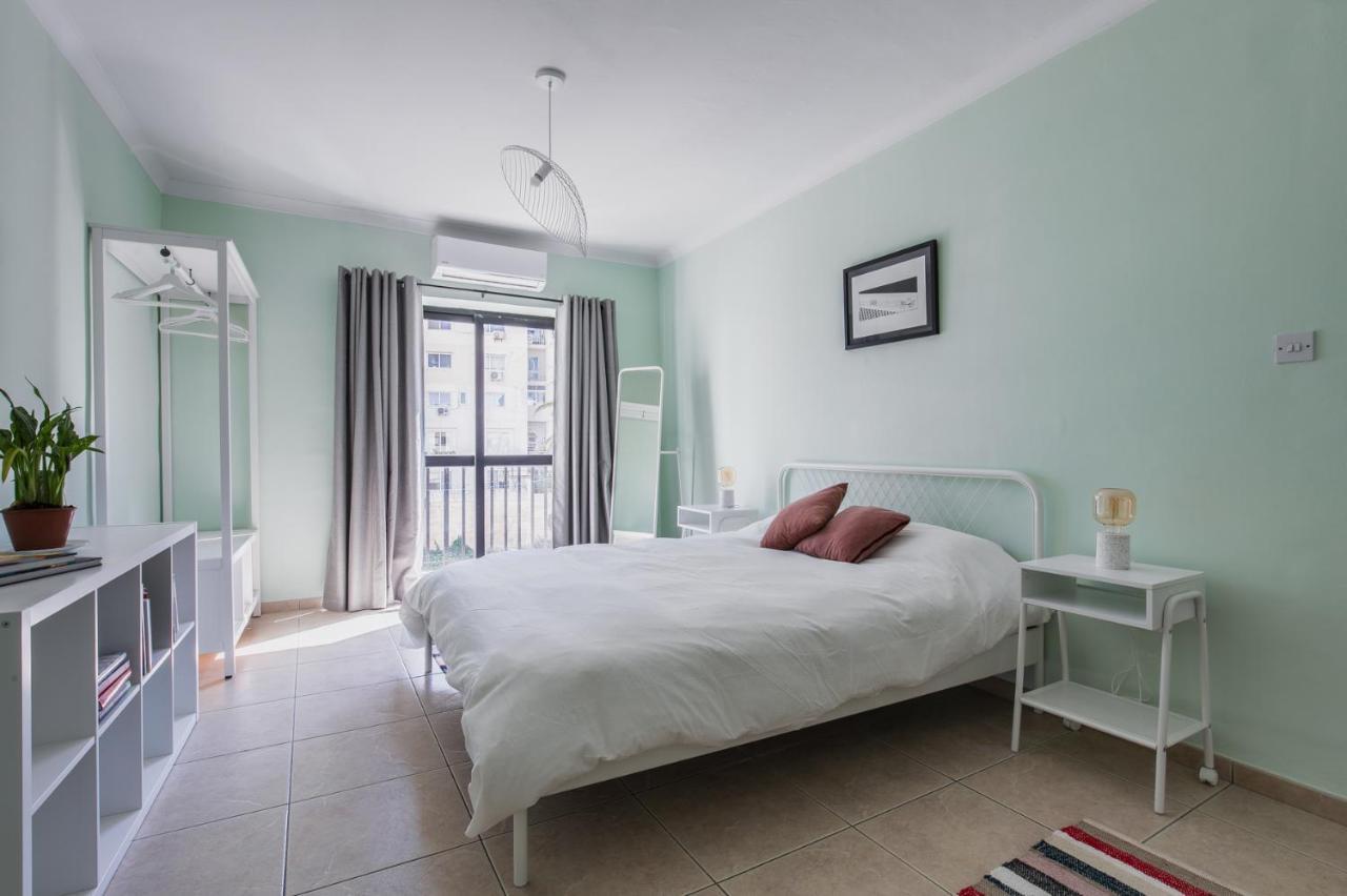 Stylish 3 Bedroom Apartment - St. Julians - 5 Mins From Balluta Bay Сент Джулианс Экстерьер фото